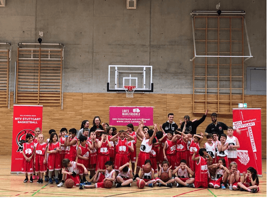 Gruppenfoto der Grundschulliga beim Basketball