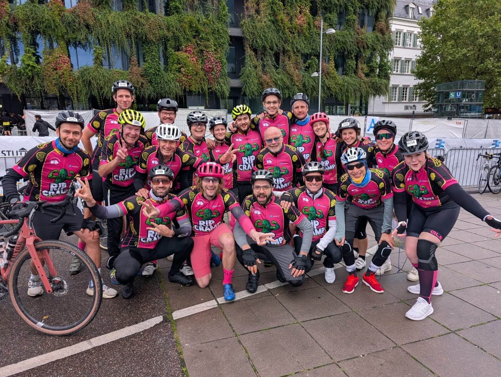 Lou’s Foodtruck Team in Radtrikots beim Brezelrace in Stuttgart